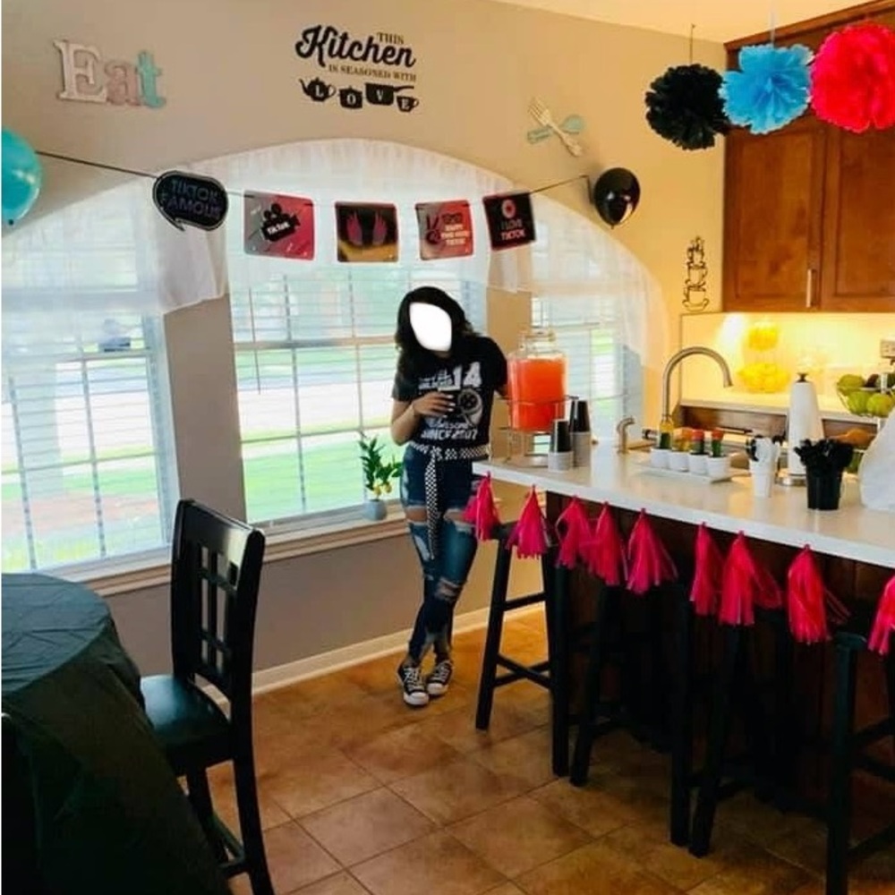 TikTok Party Decor Set - Picture 6 of 7